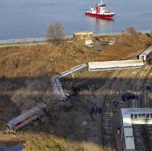 Поезд в Нью-Йорке сошел с рельсов и упал в овраг