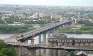 С метромоста в воду упала платформа с тремя рабочими