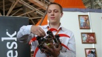 Роботов в Москве научили играть в футбол, заниматься спортом и рисовать 