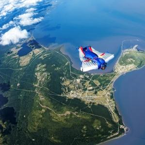 Российский бейс-джампер Валерий Розов перелетел с материка на Сахалин