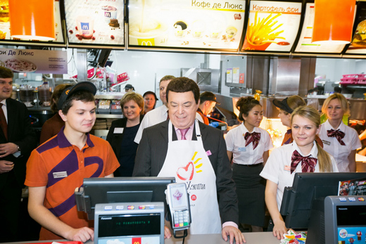 Российские звезды встали за прилавок Макдональдса (фото)