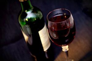Эксперт назвал причину нежелания французов покупать российское вино