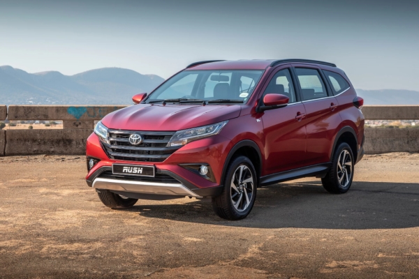 Эксперты объяснили ажиотажный спрос на Toyota Rush и Mitsubishi Xpander