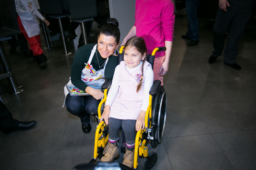 Российские звезды встали за прилавок Макдональдса (фото)