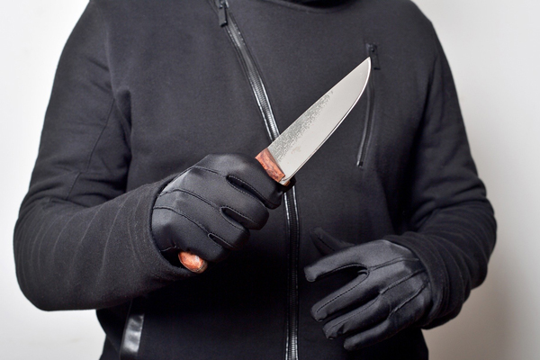 Разбойник из Новгородской области не смог отобрать деньги у одной продавщицы – напал на другую