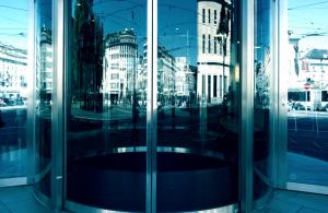 Алюминиевые двери: устройство и применение