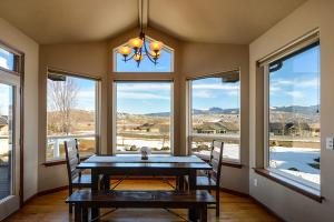 Как выбрать компанию для остекления загородного дома: полезные советы и рекомендации по выбору надежного подрядчика