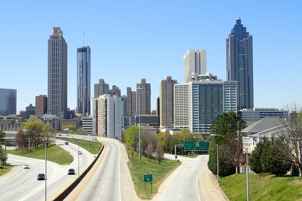 Республиканцы собираются в городе, где Трампу было предъявлено обвинение, но осторожно упоминают бывшего президента, если вообще упоминают