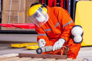 Спецодежда и средства защиты: важные элементы безопасности на производстве