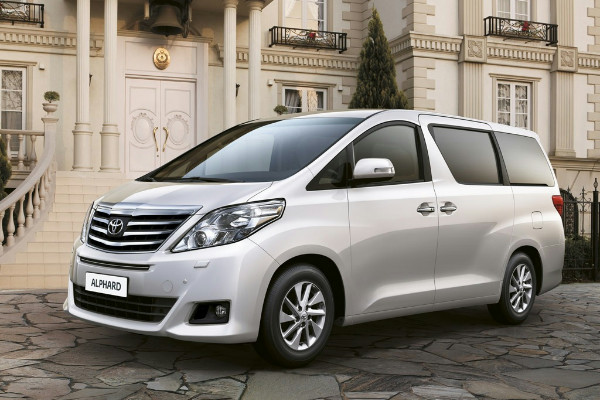 В Москве официально представили обновлённый минивэн Toyota Alphard