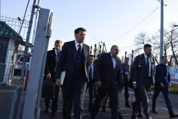 Конфискация тапочек и бутылок не впечатлила премьер-министра Украины