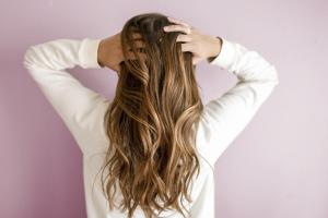 Профессиональный восстанавливающий шампунь: востребованность универсального средства для волос