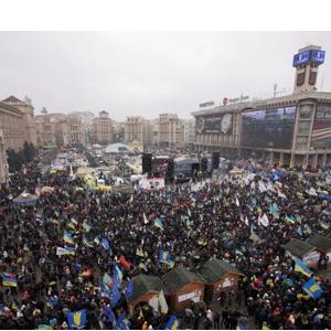 В Киеве собралось около 200 тысяч участников народного вече