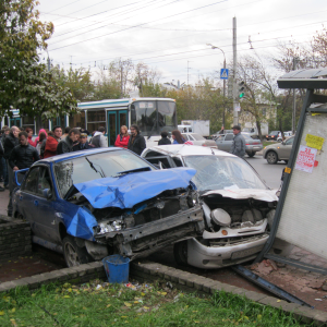 Два автомобиля не поделили шоссе и снесли остановку (ФОТО)