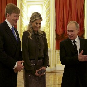 Голландского короля в Москве попытались забросать помидорами
