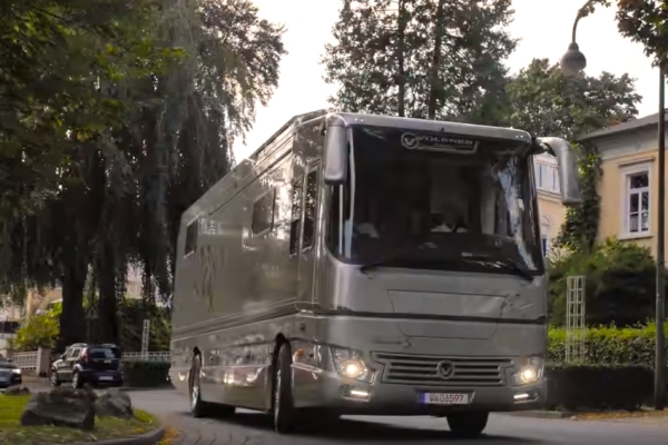 Дом на колесах с гаражом на базе Volvo продают за 100 миллионов рублей