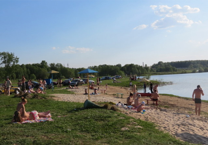 Пляж на озере Лунское