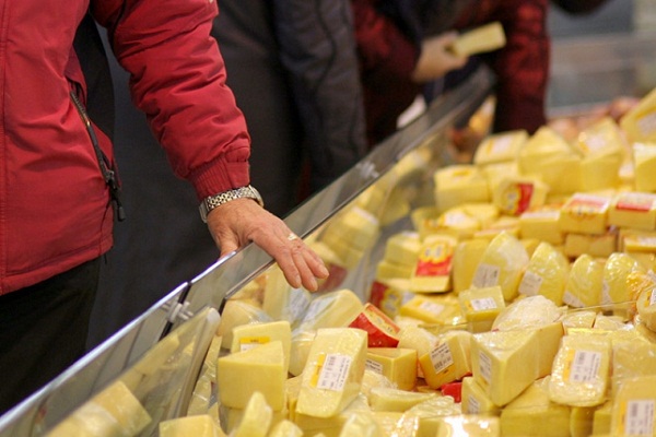 Российские молочные производители требуют ужесточить продуктовое эмбарго