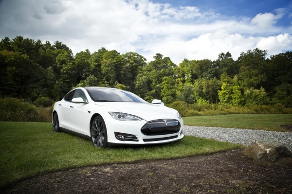 Tesla: как беспилотный автомобиль решает, кому жить