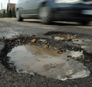 Житель Нижегородской области задолжал дорожному комитету Кировской области более 400 000 рублей