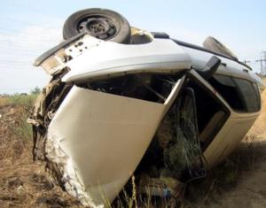 Двое людей погибли при опрокидывании авто