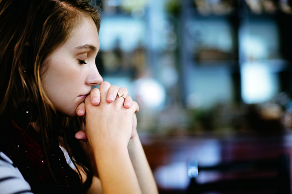 Христиане молятся среди развалин разрушенной вандалами церкви в Пакистане