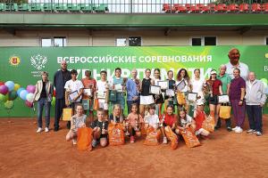 Елена Батурина от имени Фонда Юрия Лужкова приветствовала победителей теннисного турнира
