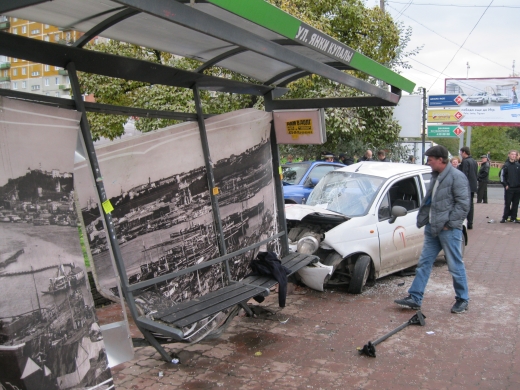 Два автомобиля не поделили шоссе и снесли остановку (ФОТО)