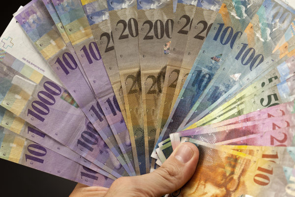 Швейцарский франк резко укрепился к основным мировым валютам