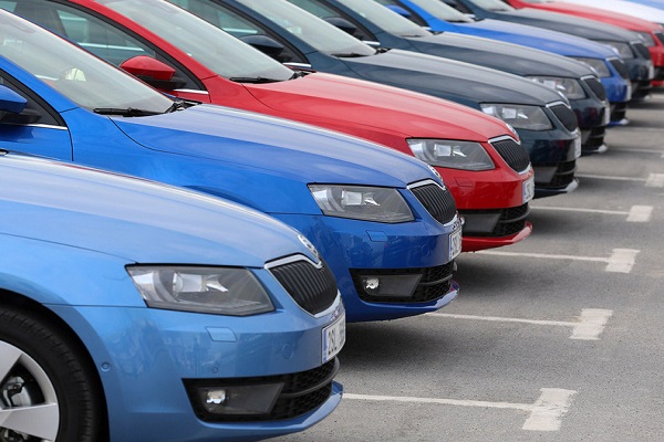 Падение автомобильного рынка России ускорилось - продажи упали на 42,5%