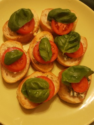 Брускетта с зеленым маслом и томатами