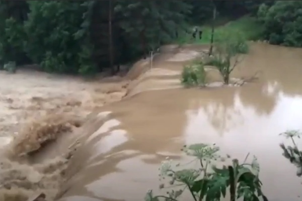 В подмосковной Рузе эвакуировали более 50 человек из-за прорыва дамбы 