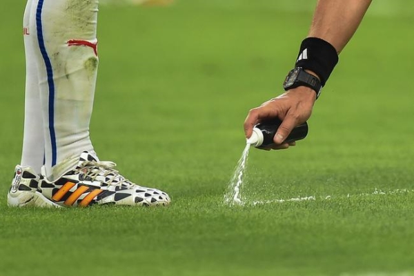 В футбольных матчах чемпионата России будут использовать исчезающие спреи