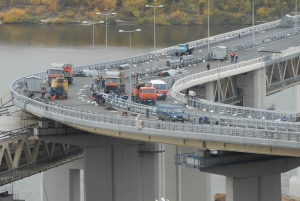 Метромост покрасят Метромост покрасят
