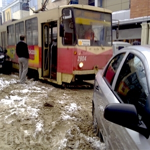 В районе Средного рынка из-за непогоды трамвай сошёл с рельсов 