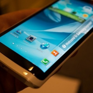 Samsung планирует выпустить смартфон с трехсторонним дисплеем