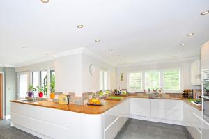 Какие натяжные потолки выбрать для кухни: советы по выбору Какие натяжные потолки выбрать для кухни: советы по выбору