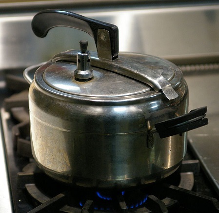 800px-Pressure_cooker_oval_lid.jpg