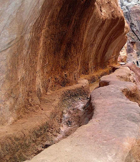 Petra.aqueduct.jpg