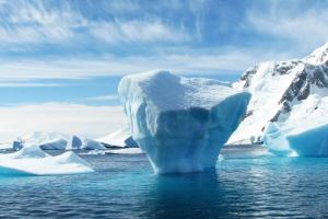 Ученые объяснили, от чего образовалась полынья среди антарктических льдов