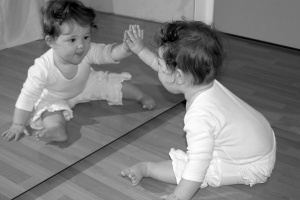 Дети узнают себя в зеркале после двухгодовалого возраста
