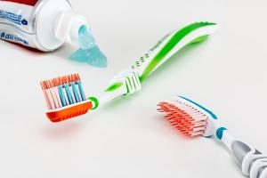 Люди разучились чистить зубы?