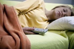 К чему может привести привычка засыпать под работающий гаджет