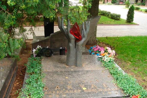  Как выбрать памятник на могилу