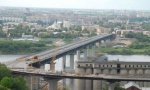 С метромоста в воду упала платформа с тремя рабочими