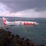 Пассажирский самолет упал в воду на острове Бали 