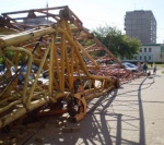 Упавший башенный кран оставят валяться