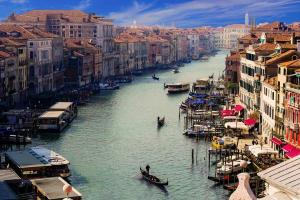 В Венеции оштрафовали и выгнали туристов из города за попытку выпить кофе на мосту