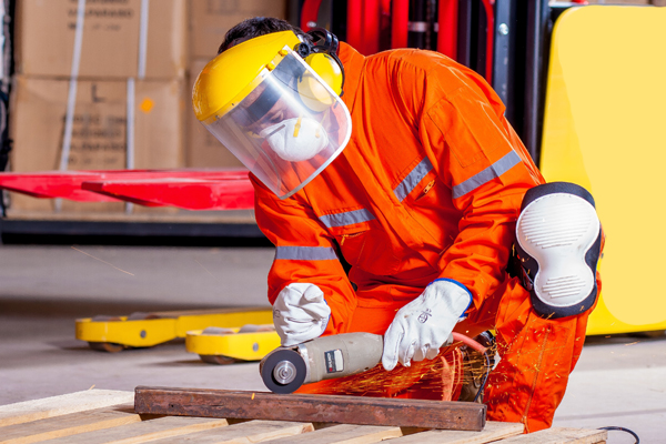Спецодежда и средства защиты: важные элементы безопасности на производстве