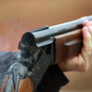 Мужчина застрелился из ружья после попадания в полицейского